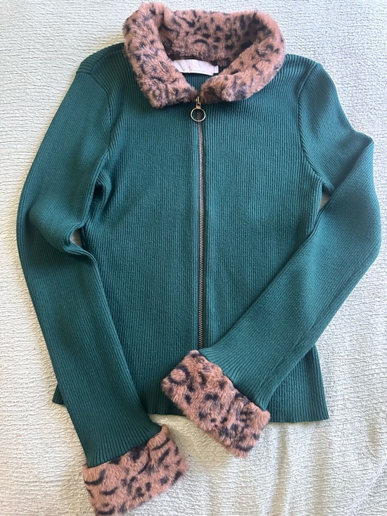 The Unbranded Brand Jackets & Blazers - Women’s Green Zip-Front Jacket with Pink Leopard Faux-Fur Trim